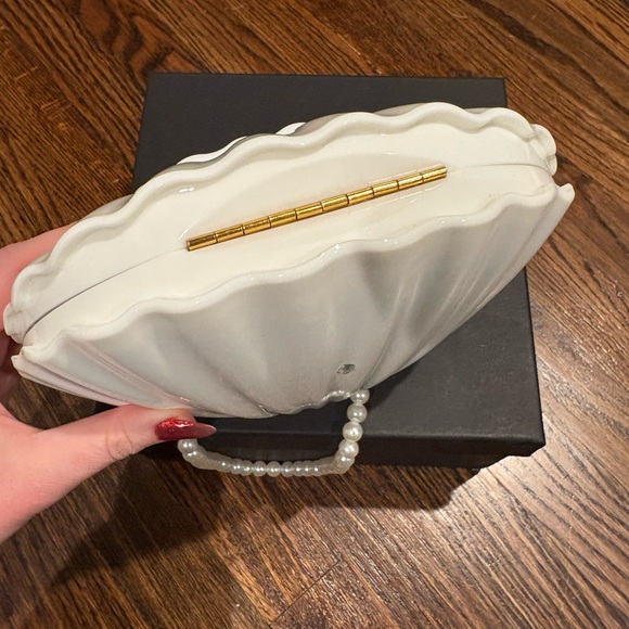 Limited Edition VIP Chanel White Shell Minaudière Clutch with Pearl & Gold Chain - Picture 8 of 10